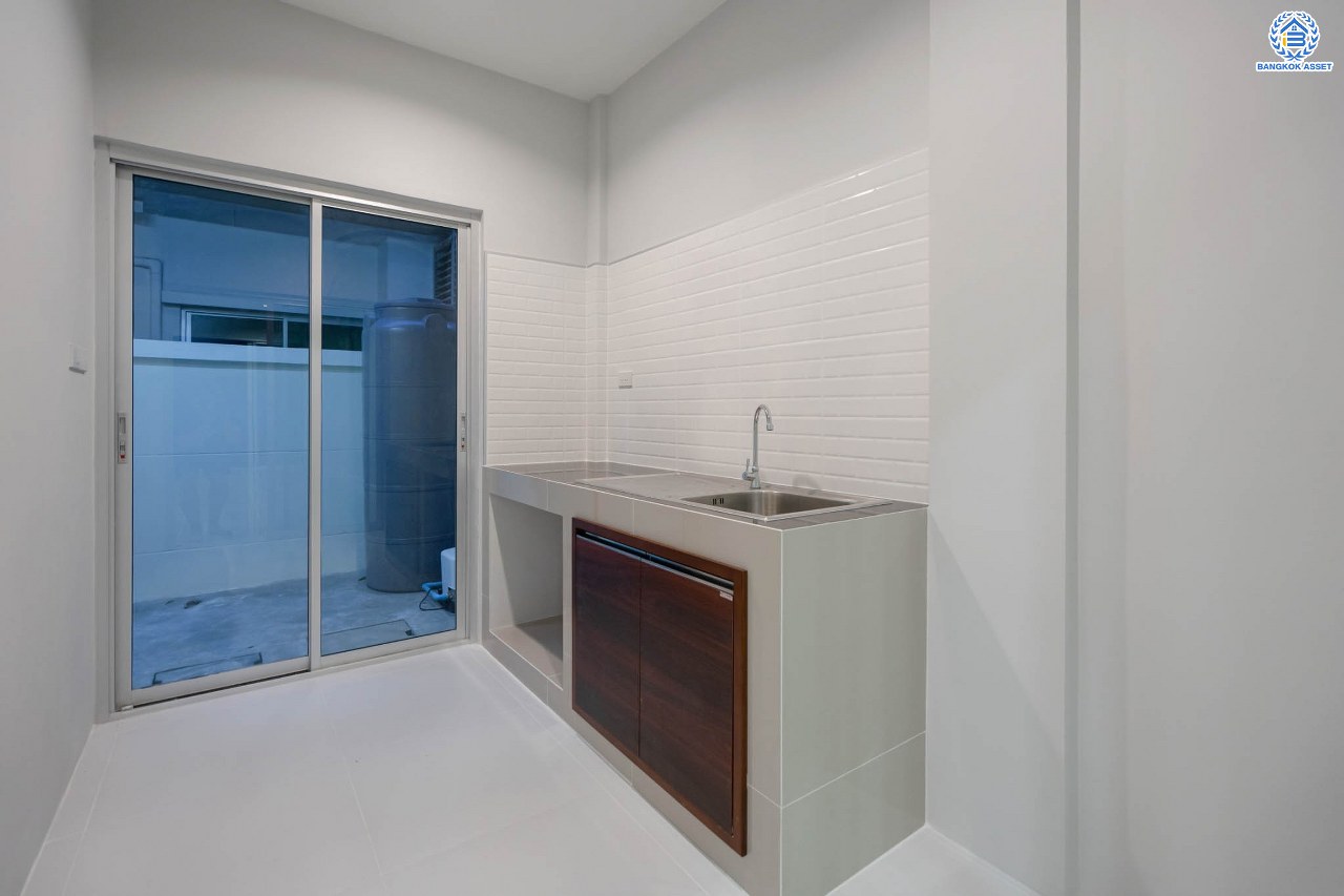 บ้านมือสองตกแต่งใหม่ ดีไซน์สวย ม.วิสต้าปาร์ค รัชดา-รามอินทรา เนื้อที่ 22.3 ตร.ว. ฟังก์ชัน 4 ห้องนอน 4 ห้องน้ำ จอดรถได้ 2 คัน รองรับทุกกิจกรรม บนทำเลเชื่อมต่อหลายเส้นทาง อาทิ ถนนประเสริฐมนูกิจ และถนนนวมินทร์ ใกล้รถไฟฟ้าสายสีชมพู "สถานีนพรัตน์" และจุดขึ้นทางด่วน "รามอินทรา"